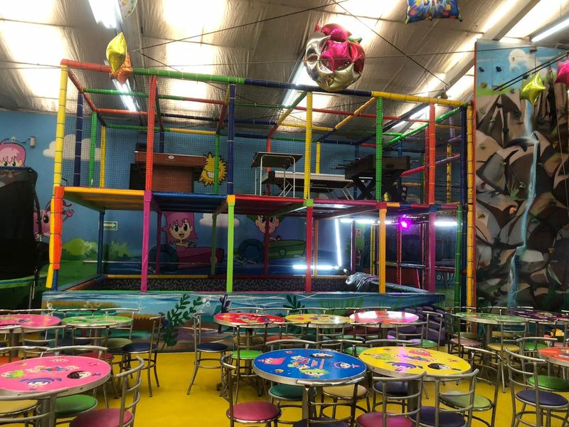 Estructura de juegos multinivel con plataformas y muro para escalar en Tadeopolis