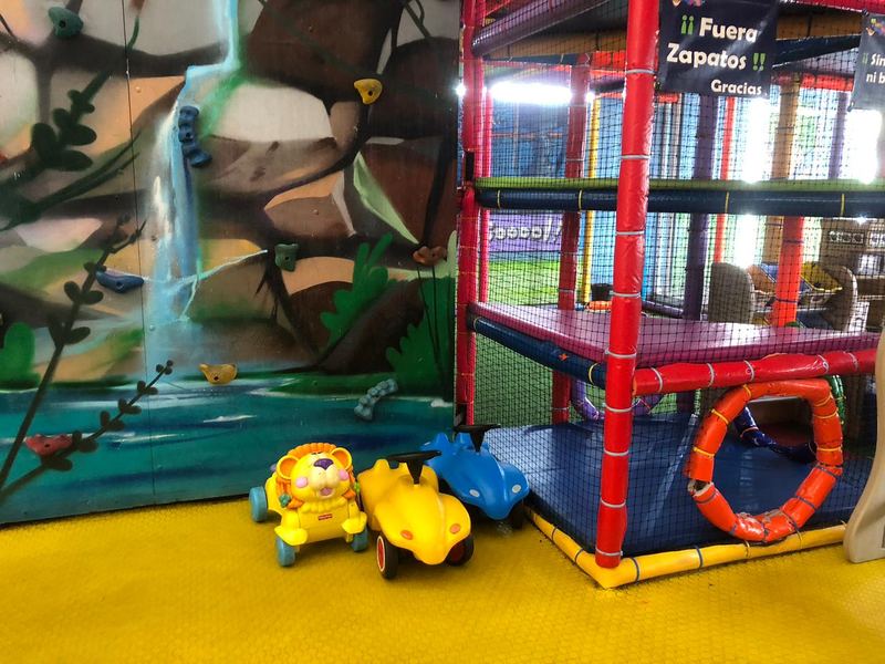 Muro de rapel con mural de cascada, túnel de juegos y carritos montables para niños pequeños